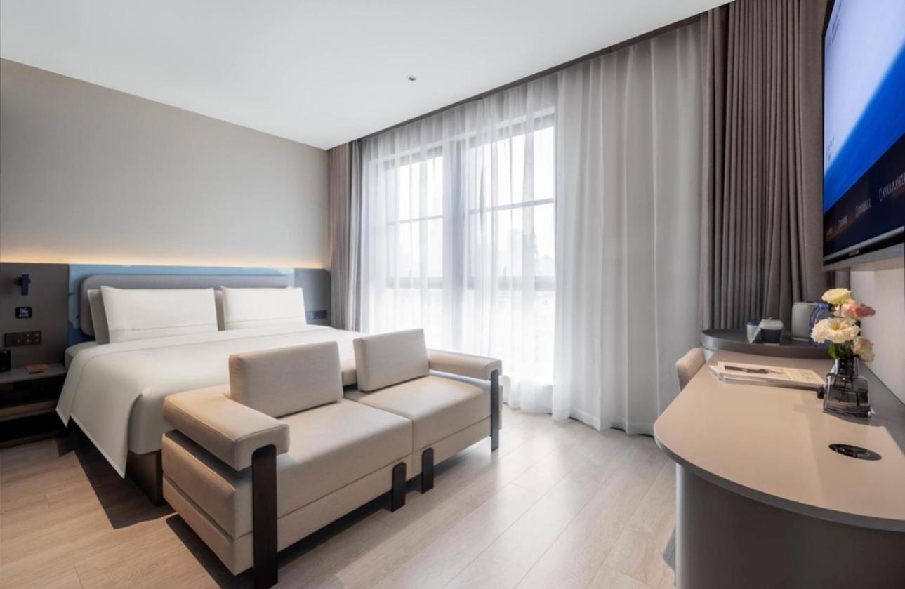 Bund Jinling East Road Light Hotel 4*